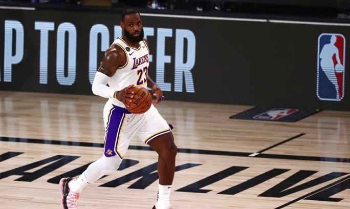 【影片】這速度是36歲?詹姆斯抄截之後反擊一條龍,柯瑞全程跟隨不敢伸手!-黑特籃球-NBA新聞影音圖片分享社區