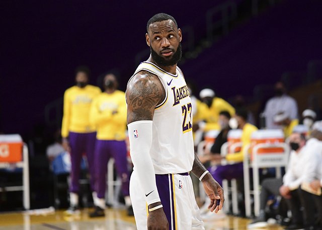 詹皇飆19+6+4隊友太給力,超遠三分壓哨殺人誅心,僅出戰24分鐘還沒出汗就下班!(影)-黑特籃球-NBA新聞影音圖片分享社區