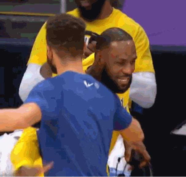 【影片】惺惺相惜！詹姆斯中斷賽后採訪和柯瑞擁抱寒暄，球迷看完露出姨母笑！-黑特籃球-NBA新聞影音圖片分享社區