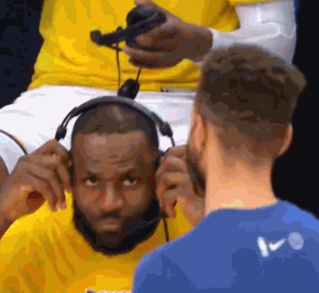 【影片】惺惺相惜！詹姆斯中斷賽后採訪和柯瑞擁抱寒暄，球迷看完露出姨母笑！-黑特籃球-NBA新聞影音圖片分享社區