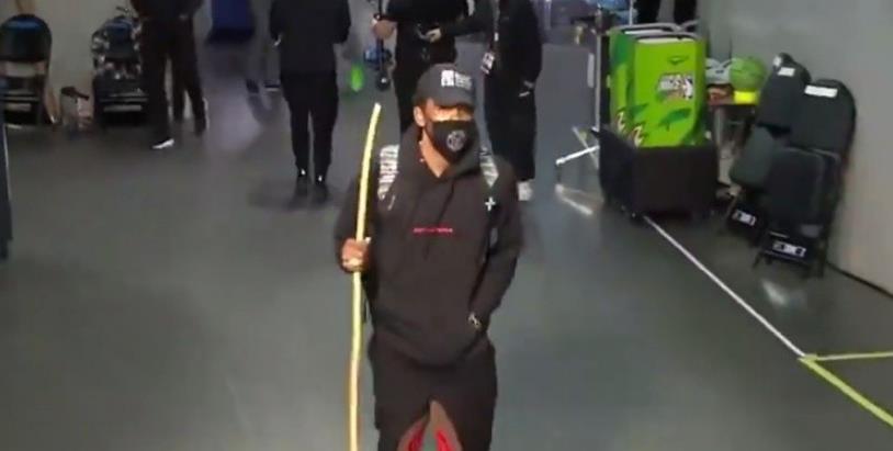 【影片】「厄七公」厄文明星賽手持打狗棒進場，杖不離手於人群中自由穿梭-黑特籃球-NBA新聞影音圖片分享社區