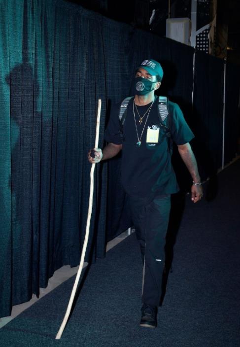 【影片】「厄七公」厄文明星賽手持打狗棒進場，杖不離手於人群中自由穿梭-黑特籃球-NBA新聞影音圖片分享社區