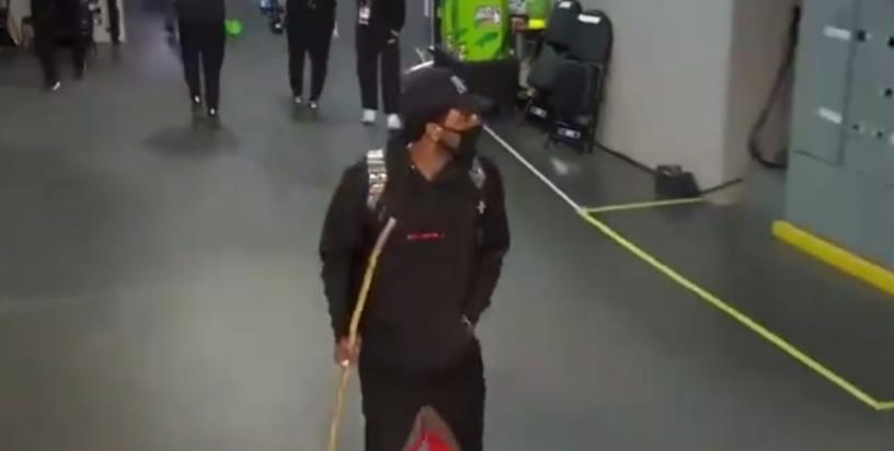 【影片】「厄七公」厄文明星賽手持打狗棒進場，杖不離手於人群中自由穿梭-黑特籃球-NBA新聞影音圖片分享社區