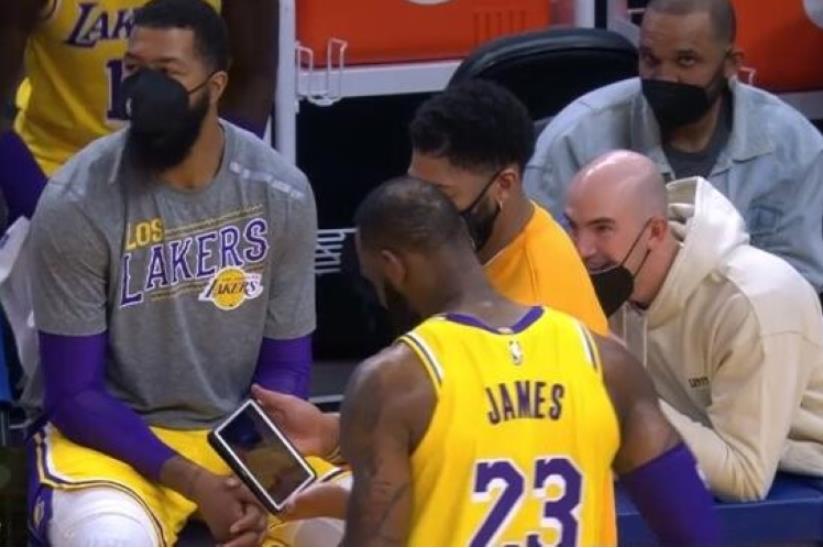 【影片】其樂融融！一眉哥在罰球期間手持Ipad和詹姆斯看回放爆笑，隨後全隊湊起來觀看！-黑特籃球-NBA新聞影音圖片分享社區