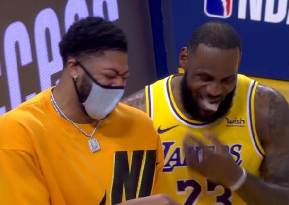 【影片】其樂融融！一眉哥在罰球期間手持Ipad和詹姆斯看回放爆笑，隨後全隊湊起來觀看！-黑特籃球-NBA新聞影音圖片分享社區