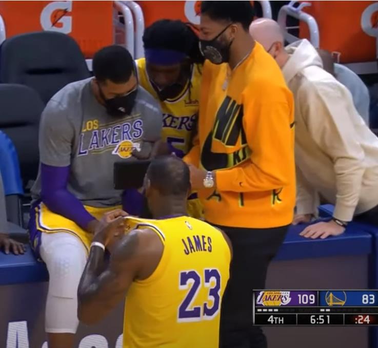 【影片】其樂融融！一眉哥在罰球期間手持Ipad和詹姆斯看回放爆笑，隨後全隊湊起來觀看！-黑特籃球-NBA新聞影音圖片分享社區