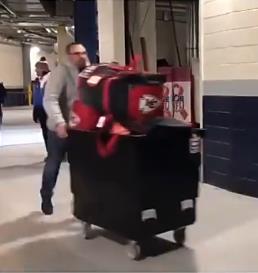 【影片】鞋王名不虛傳!火箭派12名工作人員搬運塔克的球鞋,10人扛包2人推車!-黑特籃球-NBA新聞影音圖片分享社區