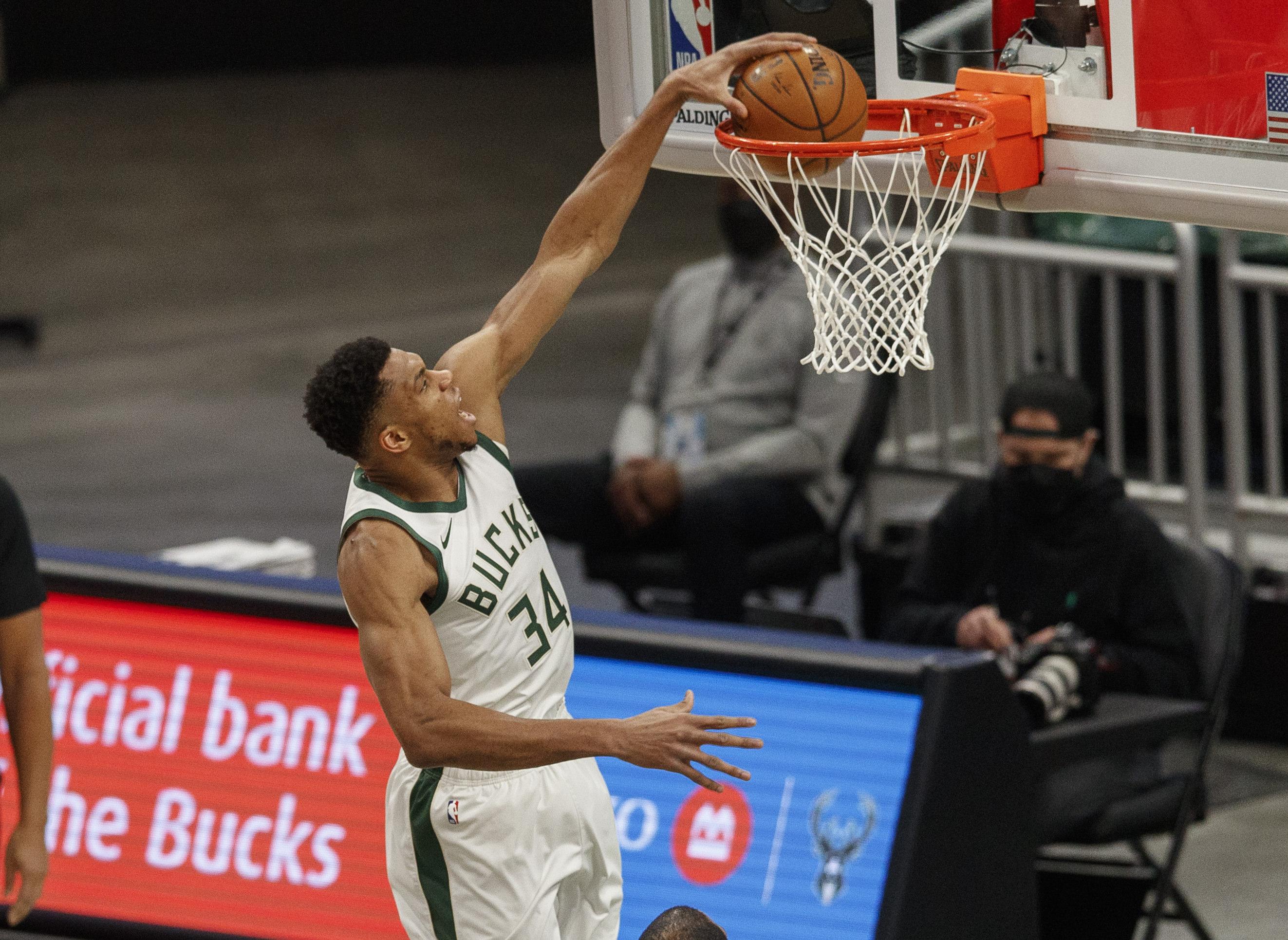 giannis-antetokounmpo-bucks-dunk_2021_03_18_11_27_56