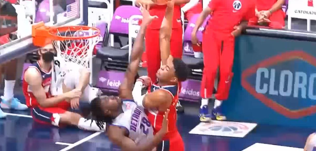 【影片】場面太驚人！威少擊地妙傳八村塁，後者騰空飛起單手隔扣活塞新秀！-黑特籃球-NBA新聞影音圖片分享社區