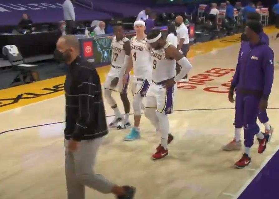 【影片】湖人險勝魔術,有誰注意到飛撲後的Matthews?倒地捂著阿基里斯腱,表情痛苦令人揪心!-黑特籃球-NBA新聞影音圖片分享社區