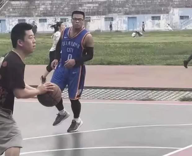 當路人撞臉NBA球星,傻傻分不清!神龜同款校園打球,冒牌詹皇和Wade帶孩子搭捷運-黑特籃球-NBA新聞影音圖片分享社區
