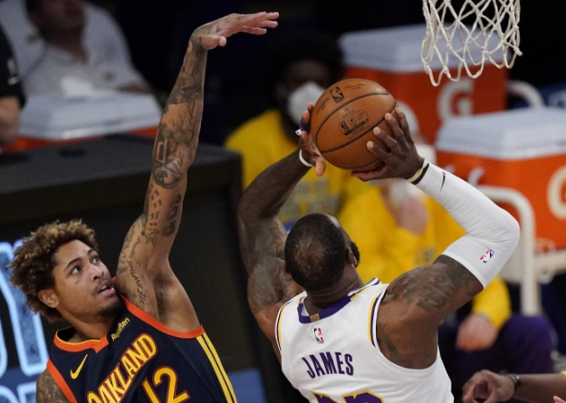 NBA惨案诞生！湖人狂胜勇士26分，创4大纪录，快艇无缘反超