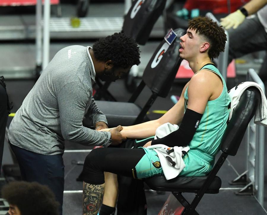 LaMelo Ball Injury News: Ball suffers right wrist injury vs. Clippers