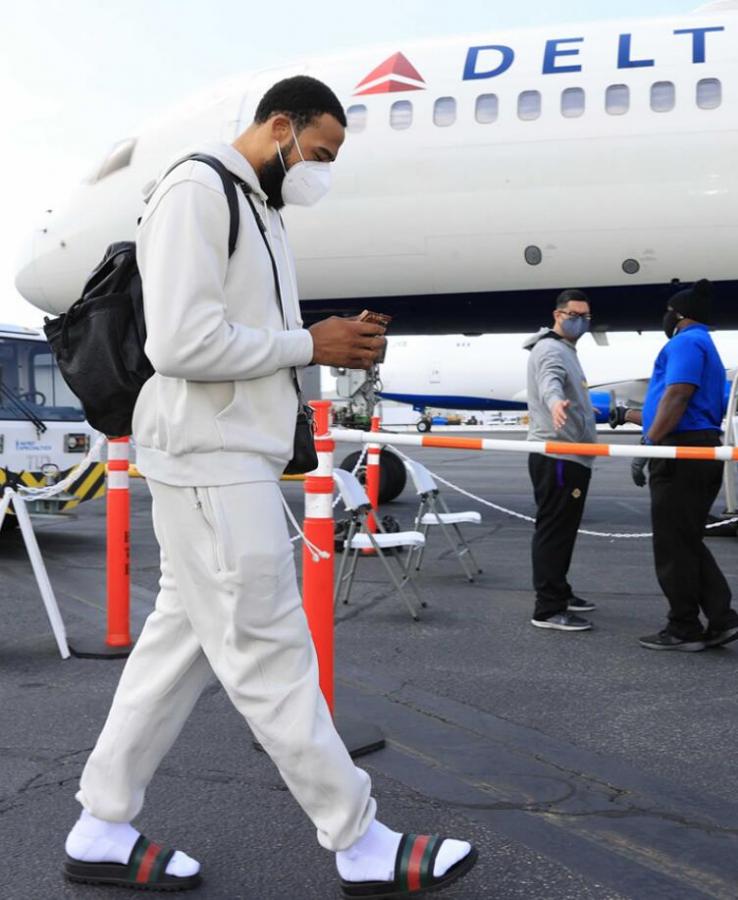 湖人好消息!眾球員登機前往灣區,禿曼巴腦震蕩無礙,仍隨隊出戰!-黑特籃球-NBA新聞影音圖片分享社區