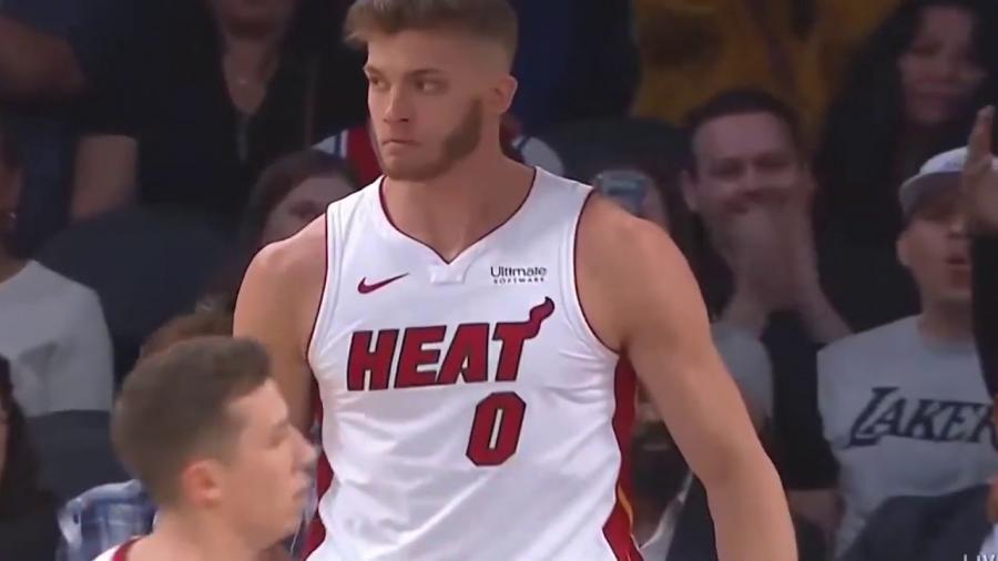 Meyers Leonard Priceless Reaction ，LeBron bullied him😂 - YouTube