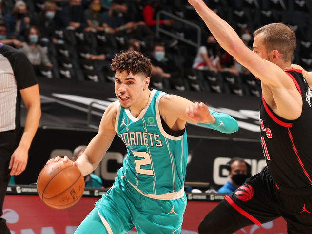 LaMelo Ball leads Hornets past shorthanded Raptors | theScore.com