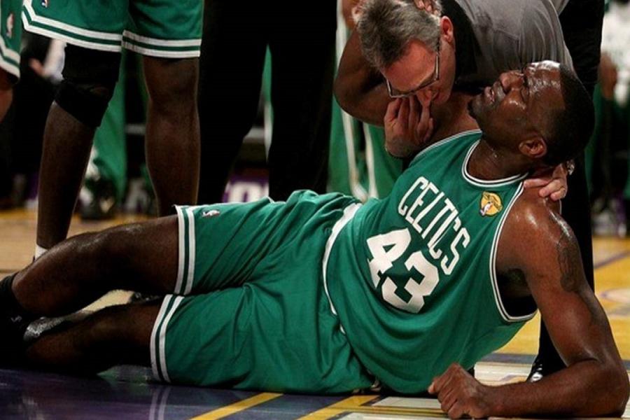 NBA球場外離譜的受傷!籃球之神切雪茄傷到右手食指,球星因為貪睡,一覺醒來只能被迫退役-黑特籃球-NBA新聞影音圖片分享社區