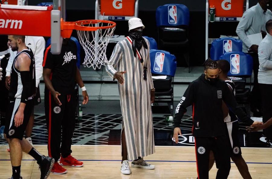 Clippers' Serge Ibaka crushed it with his outfit on sideline