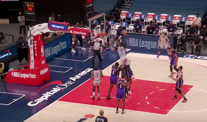 5戰4負！湖人最郁悶一戰，爆冷不敵東區第十，濃眉哥等三將被隔扣