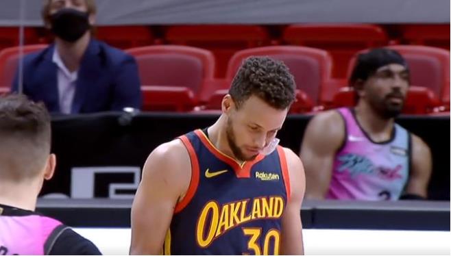 【影片】被氣暈了!Curry要球沒傳,想急中生智單吃Adebayo,剛一轉身哨子就響了…-黑特籃球-NBA新聞影音圖片分享社區