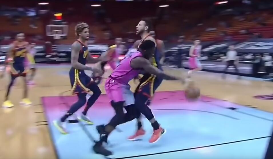 【影片】已經第三回了！柯瑞製造對手進攻犯規時摔倒，尾椎骨再遭撞擊！-黑特籃球-NBA新聞影音圖片分享社區