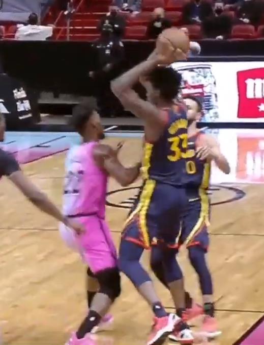 【影片】被氣暈了!Curry要球沒傳,想急中生智單吃Adebayo,剛一轉身哨子就響了…-黑特籃球-NBA新聞影音圖片分享社區