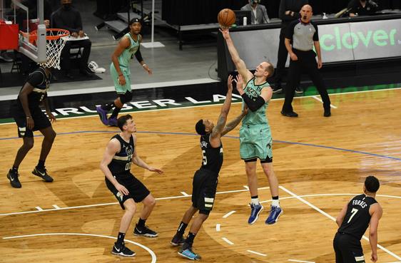 Bridges 26分7板,Rozier 20分,Teague 19分6助,公鹿五大首發缺陣不敵黃蜂遭三連敗!(影)-黑特籃球-NBA新聞影音圖片分享社區