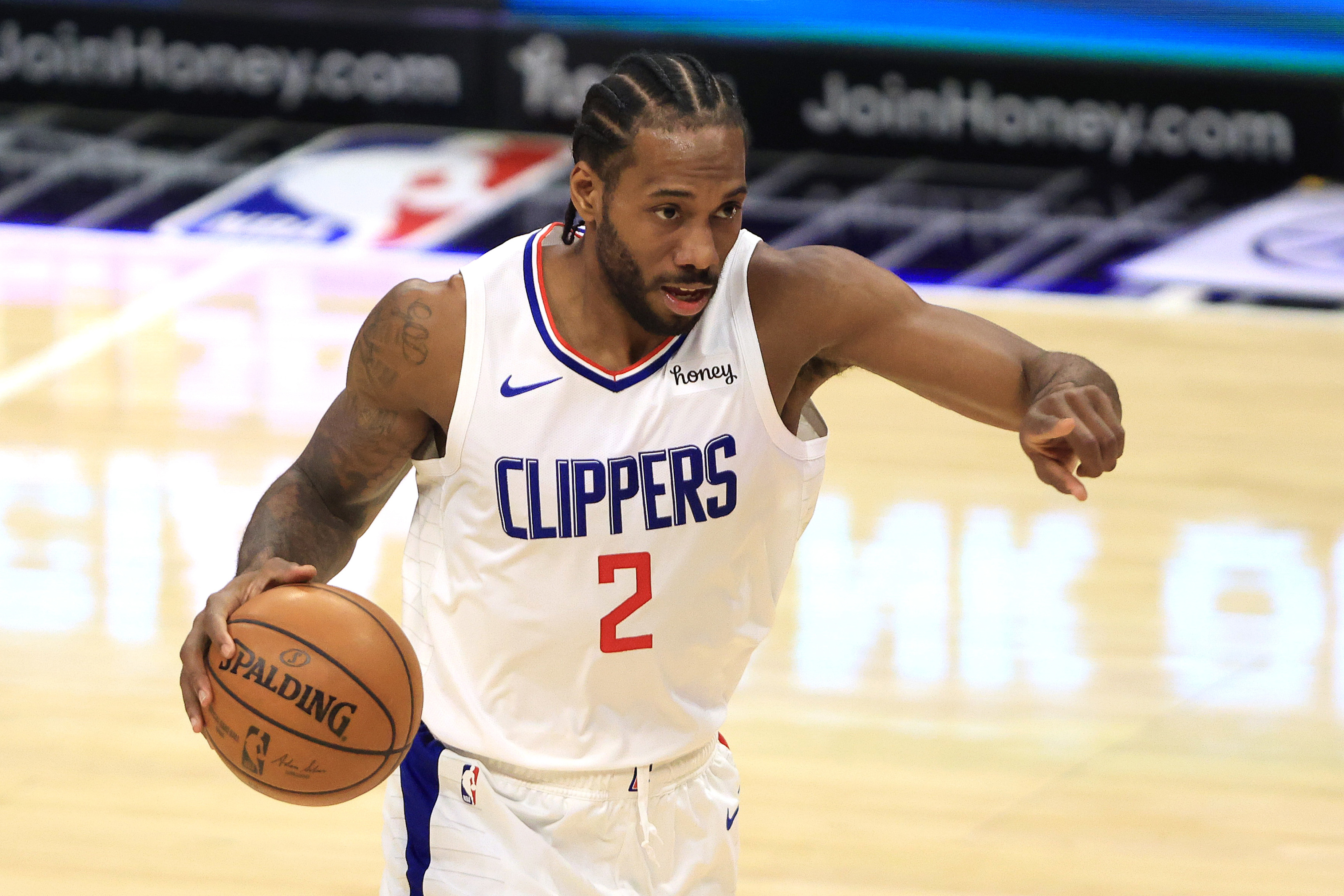 LOS ANGELES, CALIFORNIA - FEBRUARY 23: Kawhi Leonard #2 of the LA Clippers dribbles upcourt during the second half of a game against the Washington Wizards at Staples Center on February 23, 2021 in Los Angeles, California. NOTE TO USER: User expressly acknowledges and agrees that, by downloading and or using this photograph, User is consenting to the terms and conditions of the Getty Images License Agreement. (Photo by Sean M. Haffey/Getty Images)