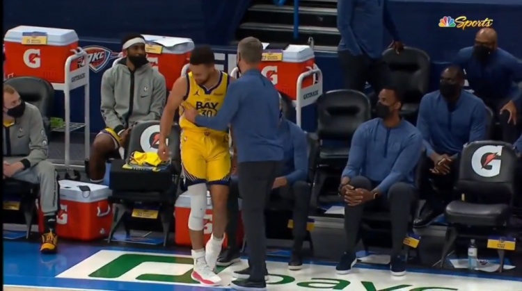 【影片】差不多夠了！Curry三節狂轟42分，第三節最後一攻仍想上場，被科爾一把攔住！-黑特籃球-NBA新聞影音圖片分享社區