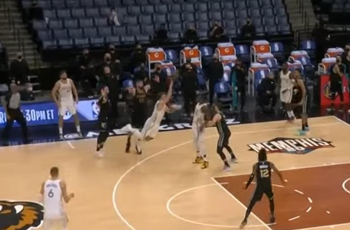 【影片】致命一擊！東契奇磕磕絆絆接到球，1.8秒單手拋投三分絕殺灰熊！-黑特籃球-NBA新聞影音圖片分享社區