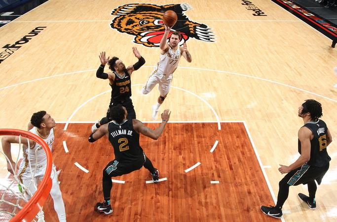 Valanciunas19分+15，Doncic 29+9+1.8秒壓哨拋投三分絕殺，獨行俠1分險勝灰熊（影）-黑特籃球-NBA新聞影音圖片分享社區