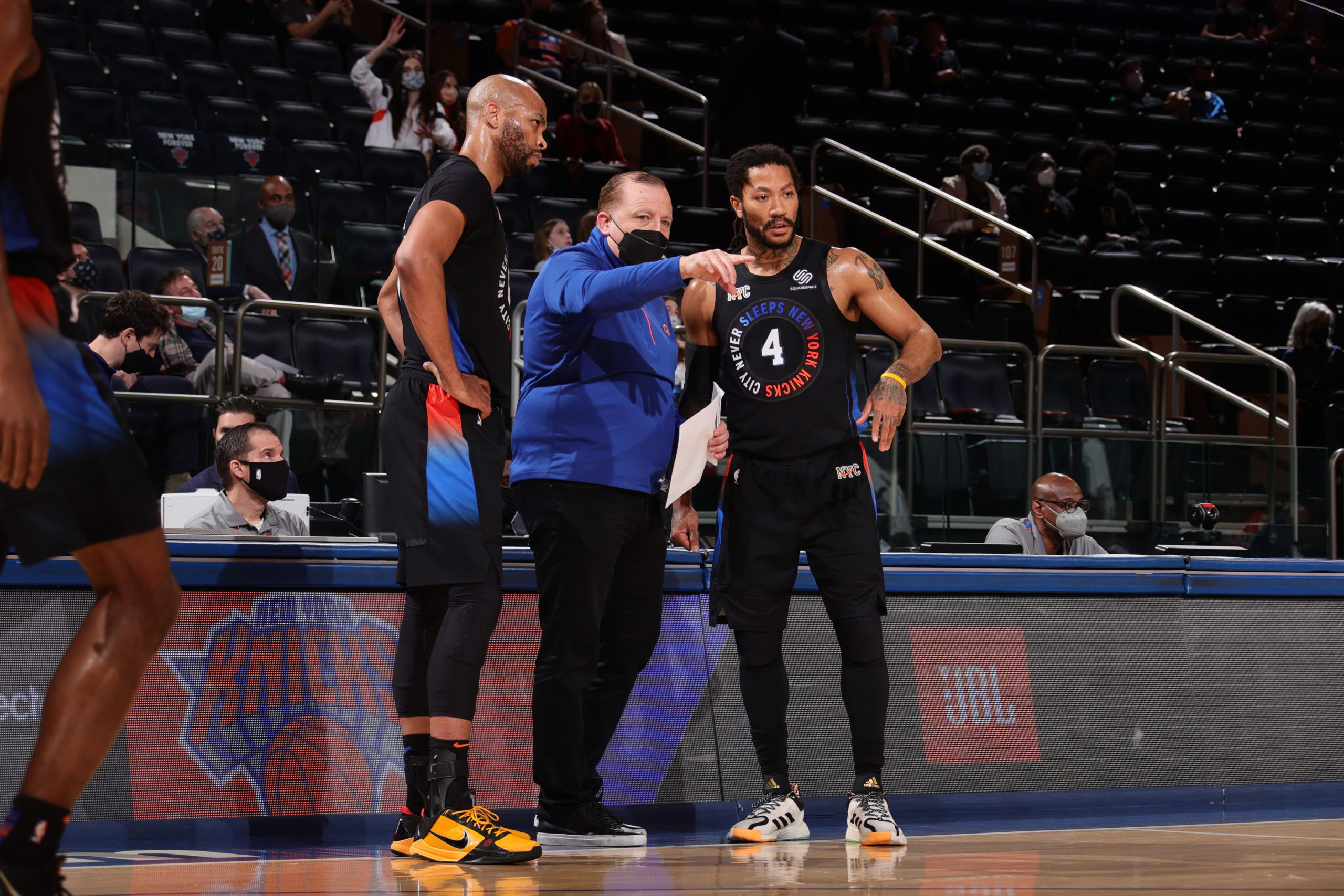 NEW YORK, NY - APRIL 18: Head Coach Tom Thibodeau of the New York Knicks talks to Derrick Rose #4 during the game against the New Orleans Pelicans on April 18, 2021 at Madison Square Garden in New York City, New York. NOTE TO USER: User expressly acknowledges and agrees that, by downloading and or using this photograph, User is consenting to the terms and conditions of the Getty Images License Agreement. Mandatory Copyright Notice: Copyright 2021 NBAE (Photo by Nathaniel S. Butler/NBAE via Getty Images)