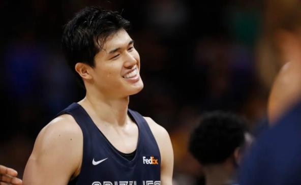 渡邊雄太:當得知我和暴龍簽下正式合約後,媽媽激動得快哭了,但我告訴她這只是開始!-黑特籃球-NBA新聞影音圖片分享社區