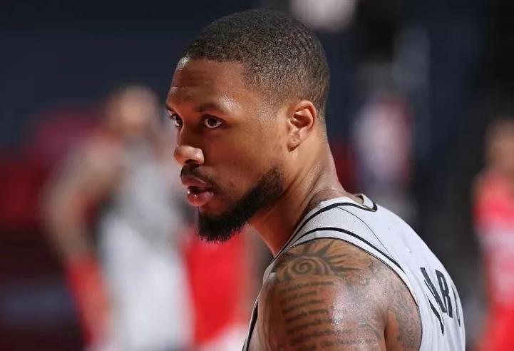 球迷喊話Lillard:我需要你們贏下至少42場,不然我的房子就沒有了!小李回應:包我身上-黑特籃球-NBA新聞影音圖片分享社區