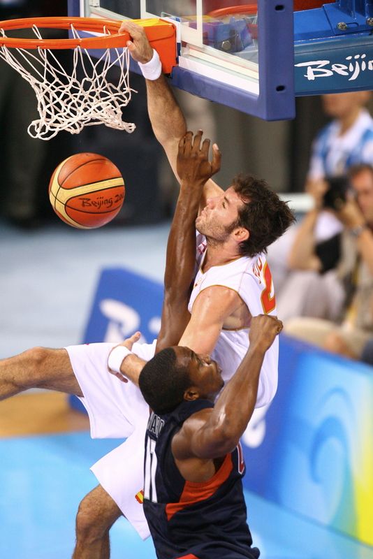 Rudy Fernandez destroys Dwight Coward in the 2008 Olympic Gold Medal game. I got up in the middle of the night to watch … | Basketball players, Best dunks, Olympics