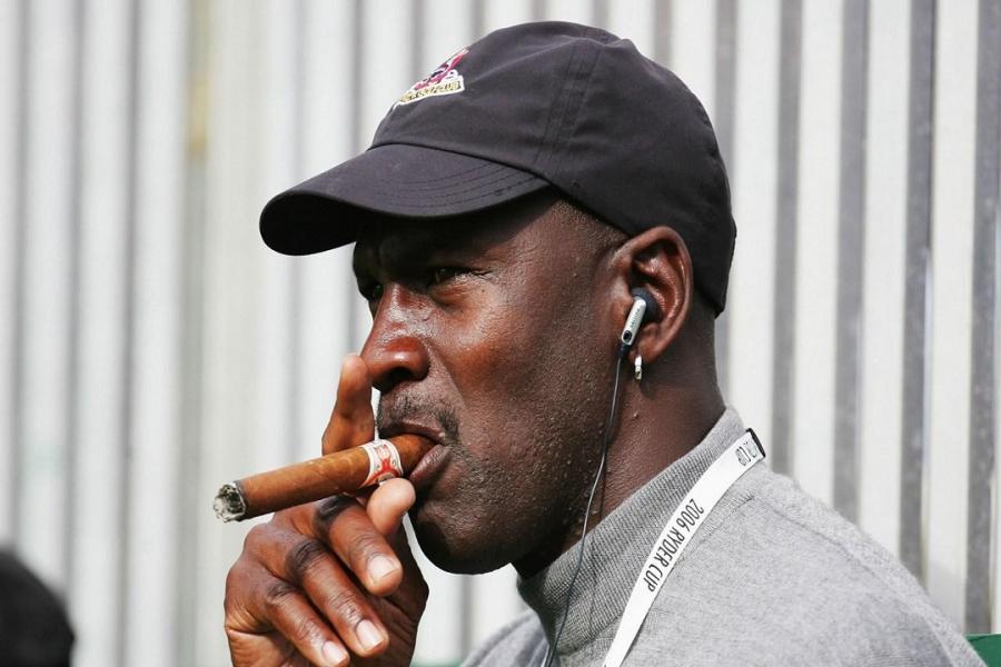 NBA球場外離譜的受傷!籃球之神切雪茄傷到右手食指,球星因為貪睡,一覺醒來只能被迫退役-黑特籃球-NBA新聞影音圖片分享社區