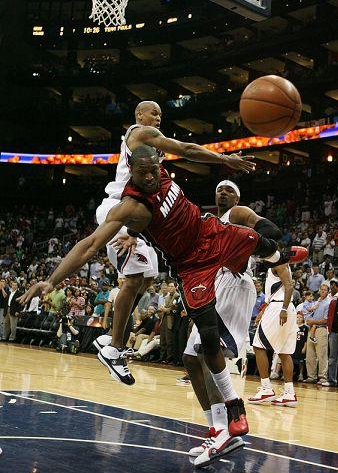 盤點NBA那些打球最傷身體的5大球星!戰神全身30處傷,Wade沒進NBA就少一對半月板,Rose最可惜-黑特籃球-NBA新聞影音圖片分享社區