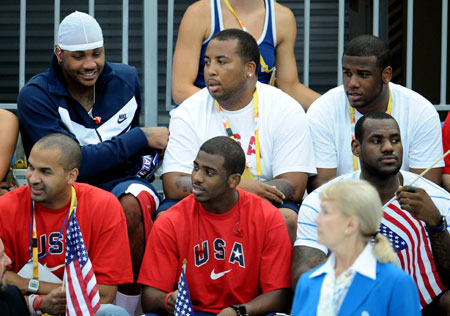 Photo: Kobe, Lebron cheer for U.S. swimmers_Beijing 2008 Olympic Games_Sina