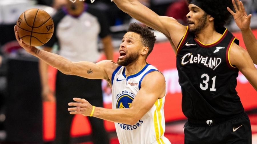 Hey Steph, can you do the Stepherson Airplane?": Stephen Curry pulls off  airplane celebration after Warriors reporter requests him at halftime | The  SportsRush