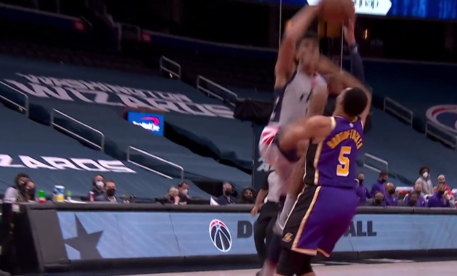 5戰4負！湖人最郁悶一戰，爆冷不敵東區第十，濃眉哥等三將被隔扣