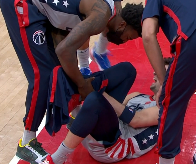 【影片】NBA賽場再現重傷!巫師9號秀被輪椅推出場,右腿無法動彈,柯瑞表情十分沮喪!-黑特籃球-NBA新聞影音圖片分享社區