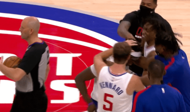 【影片】太陽從西邊升起？在板凳席的可愛竟毫不遮掩笑成這樣，被鏡頭抓到後害羞了！-黑特籃球-NBA新聞影音圖片分享社區