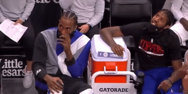 【影片】太陽從西邊升起？在板凳席的可愛竟毫不遮掩笑成這樣，被鏡頭抓到後害羞了！-黑特籃球-NBA新聞影音圖片分享社區