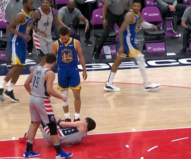 【影片】NBA賽場再現重傷!巫師9號秀被輪椅推出場,右腿無法動彈,柯瑞表情十分沮喪!-黑特籃球-NBA新聞影音圖片分享社區
