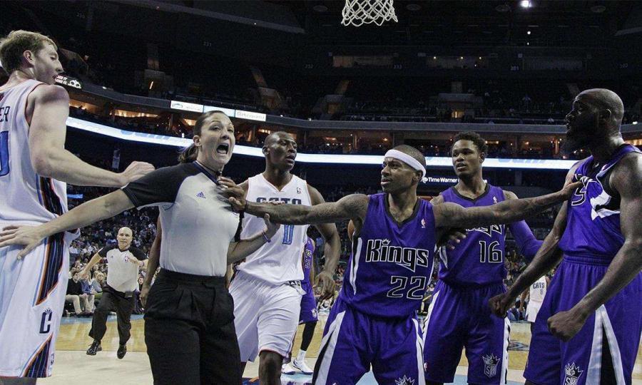 【影片】太養眼!最美NBA女裁判33歲風韻猶存,東契奇狂撩,連魔獸都忍不住!-黑特籃球-NBA新聞影音圖片分享社區