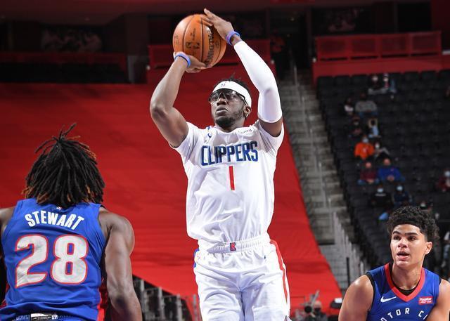 【影片】太陽從西邊升起？在板凳席的可愛竟毫不遮掩笑成這樣，被鏡頭抓到後害羞了！-黑特籃球-NBA新聞影音圖片分享社區