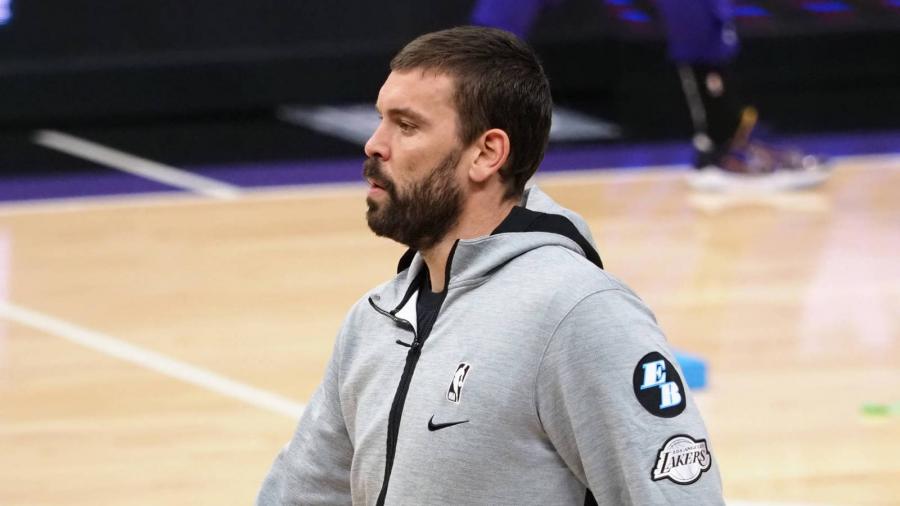 Gasol still 'fully committed' to Lakers despite Drummond starting |  Yardbarker