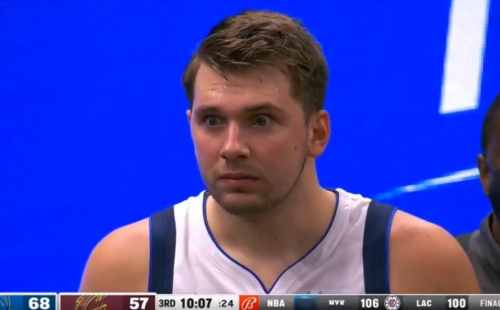 【影片】猛擊對手下身遭驅逐!東契奇賽後回應惡犯事件:很明顯我不是故意的!-黑特籃球-NBA新聞影音圖片分享社區