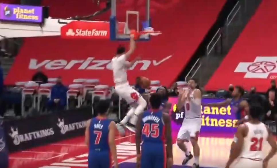 【影片】LaVine再現滑翔灌籃!借掩護加速突破滑翔單臂隔扣Stewart!-黑特籃球-NBA新聞影音圖片分享社區