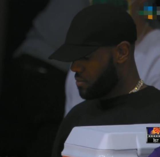 終於現身！詹皇首次回歸坐板凳席指導，現場球迷都瘋狂歡呼-黑特籃球-NBA新聞影音圖片分享社區